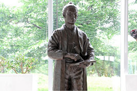 Standing statue of Ayasaburo Takeda