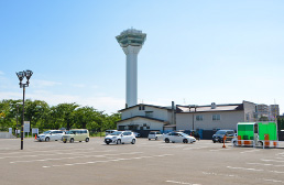 Hakodate Municipal Goryokaku Sightseeing Parking (pay parking) located across the street from the Hakodate City Central Library.