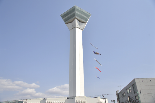 Large koi-nobori windsocks are set up at the Goryokaku Tower.