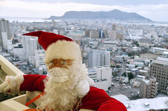 五稜郭タワー塔体ネック部分にサンタさんが登場🎅