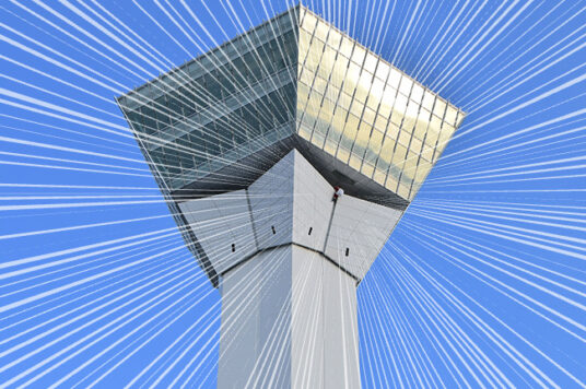 五稜郭タワー塔体ネック部分にサンタさんが登場🎅