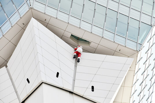 五稜郭タワー塔体ネック部分にサンタさんが登場🎅