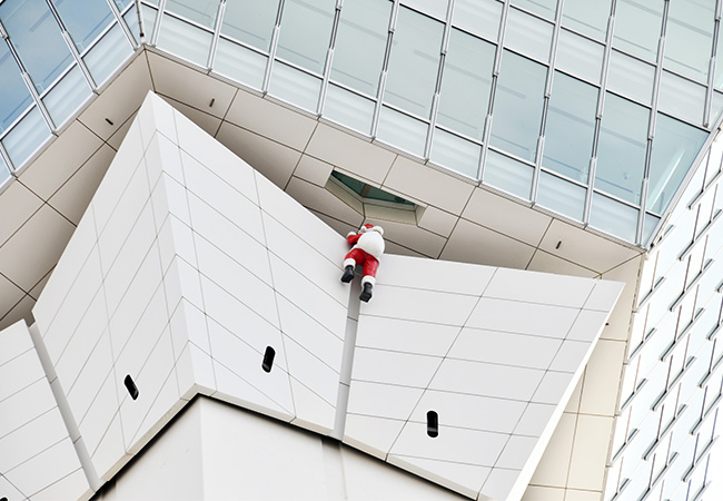 五稜郭タワー塔体ネック部分にサンタさんが登場🎅