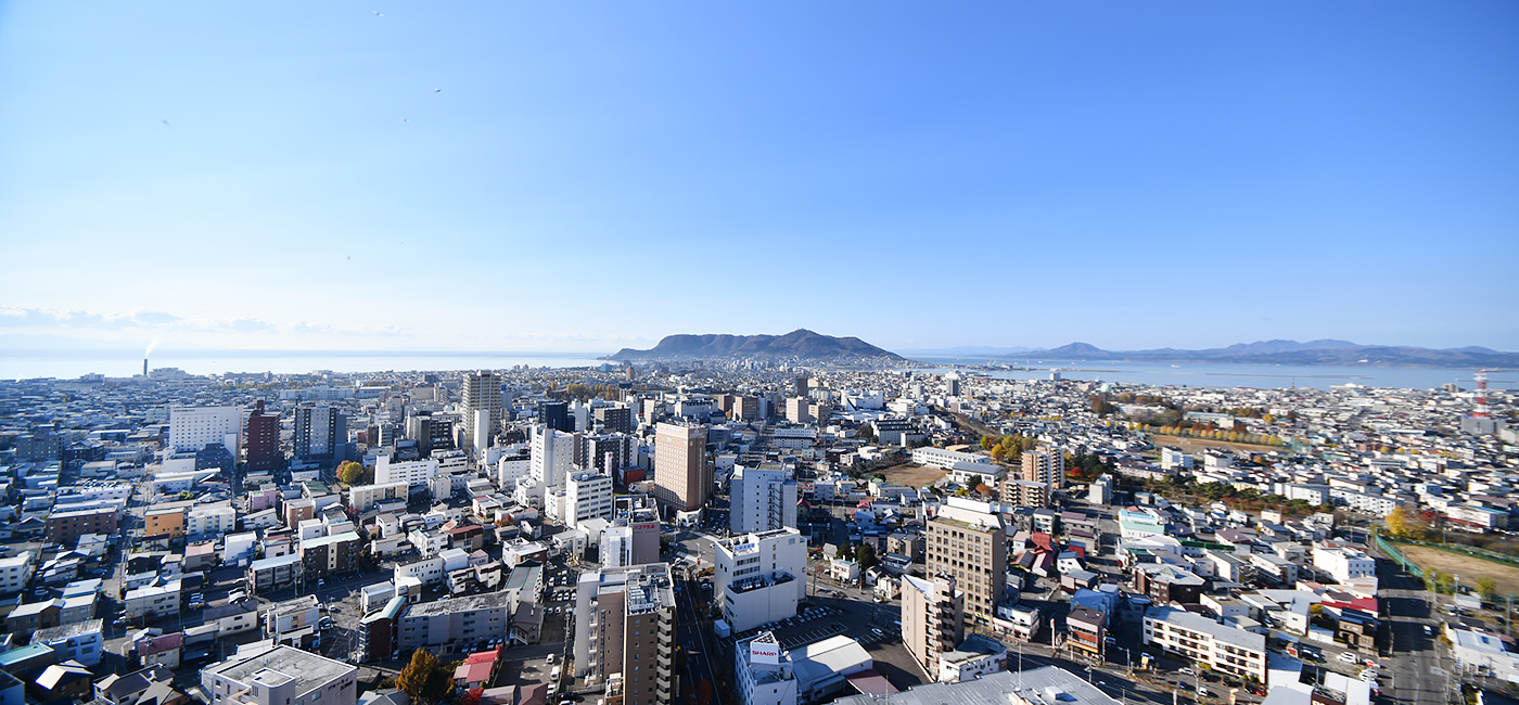 展望２階（地上90m）から見た函館市街と函館山