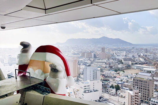 五稜郭タワー塔体ネック部分にサンタさんが登場🎅