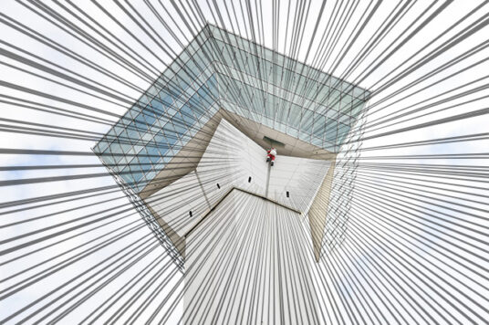 五稜郭タワー塔体ネック部分にサンタさんが登場🎅