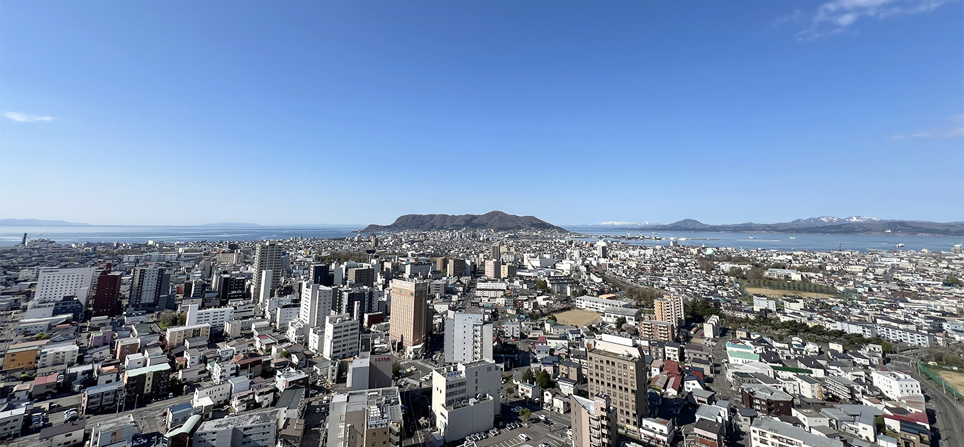 展望２階（地上90m）から見た函館市街と函館山
