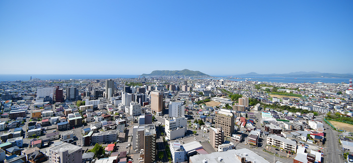 展望２階（地上90m）から見た函館市街と函館山