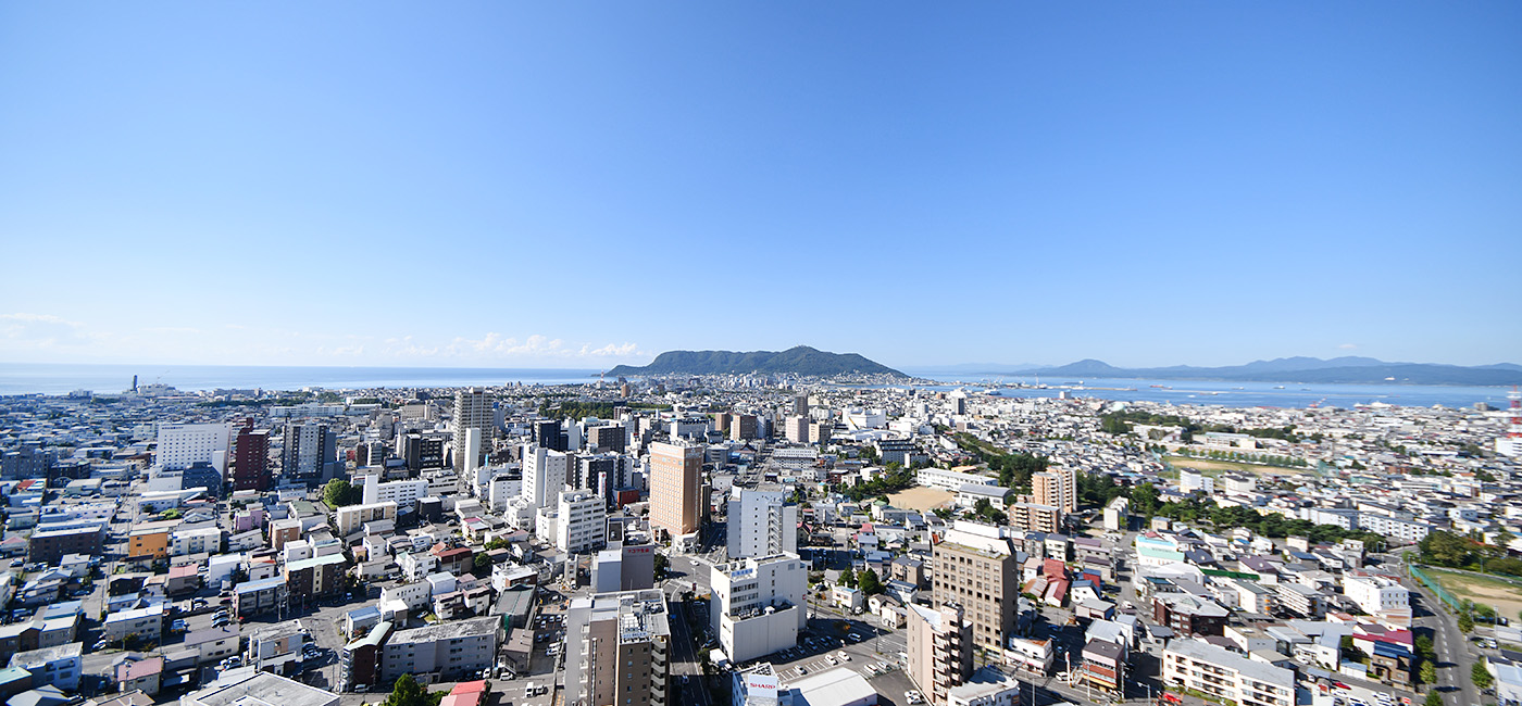 展望２階（地上90m）から見た函館市街と函館山